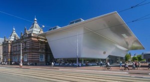 1A. Stedelijk Museum view of the original building (A.W. Weissman, 1895) and new building designed by Benthem Crouwel Architects. Photo John Lewis Marshall.